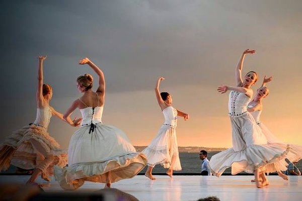Comment Danser En Festival: Les Pas De Base Pour Vous Démarquer!