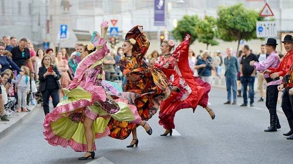 Les bienfaits des danses et du théâtre des festivals du monde