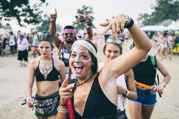 Comment rencontrer et échanger avec les artistes d'arts plastiques des festivals du monde ?